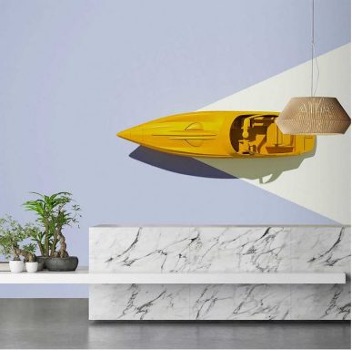 Gelbes Boot an einer Wand, daneben eine Lampe und ein Pflanzenarrangement auf einem Tisch.