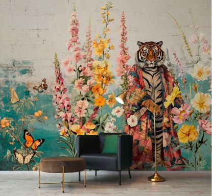 Tiger mit Blumen und Schmetterlingen vor einer Wand, daneben ein schwarzer Sessel und Tisch.