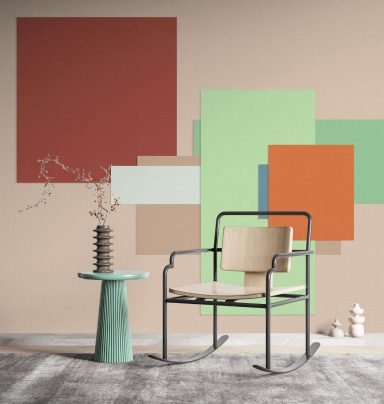 Moderne Einrichtung mit einem Stuhl, Tisch und geometrischen Wandkunst in hellen Farben.