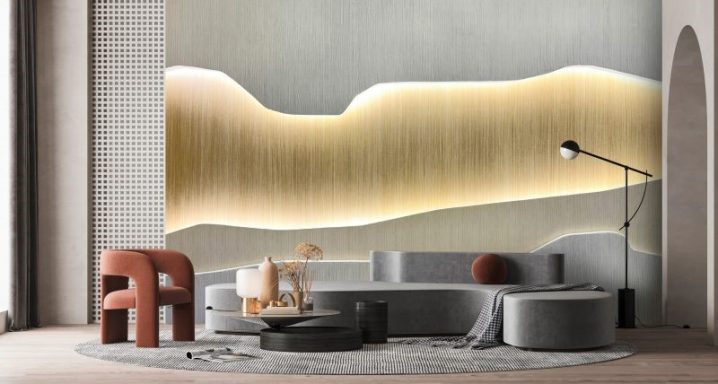 Modern Wohnzimmer mit grauer Couch, stilvollen Möbeln und wellenförmiger Wandgestaltung.