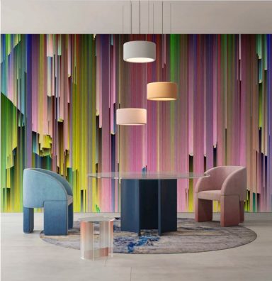Moderne Wohnräume mit buntem Wanddesign und stilvollen Möbeln.