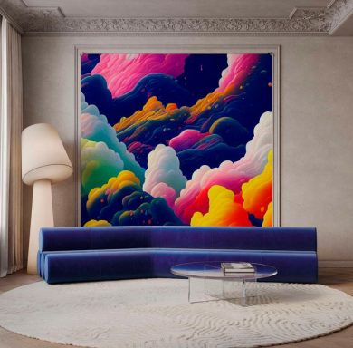 Moderner Wohnraum mit buntem Wandbild und einer blauen Couch.