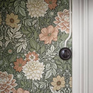Blumenmuster in sanften Farben auf grünem Hintergrund, verziert mit Weiß.